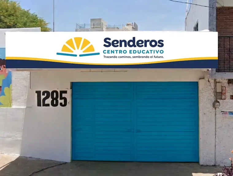 Entrada del Centro Educativo Senderos en 5a Calle Poniente Norte 1285, Tuxtla Gutiérrez: portón azul con el letrero del colegio